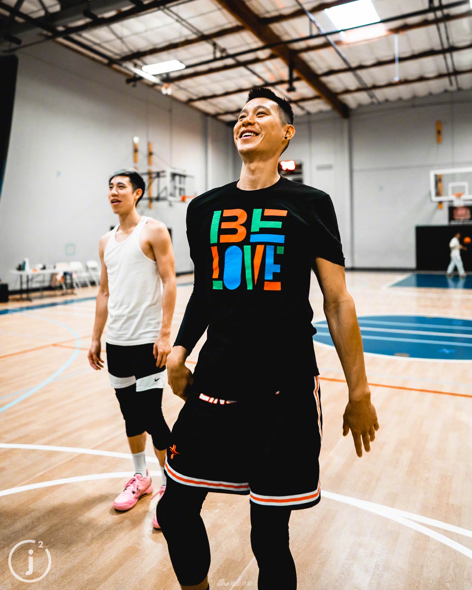 病床旁的小桌上，摆放着林书豪用于康复的简单训练器材，以及一张写有鼓励话语的卡片，细节处透露出他积极康复的日常状态。