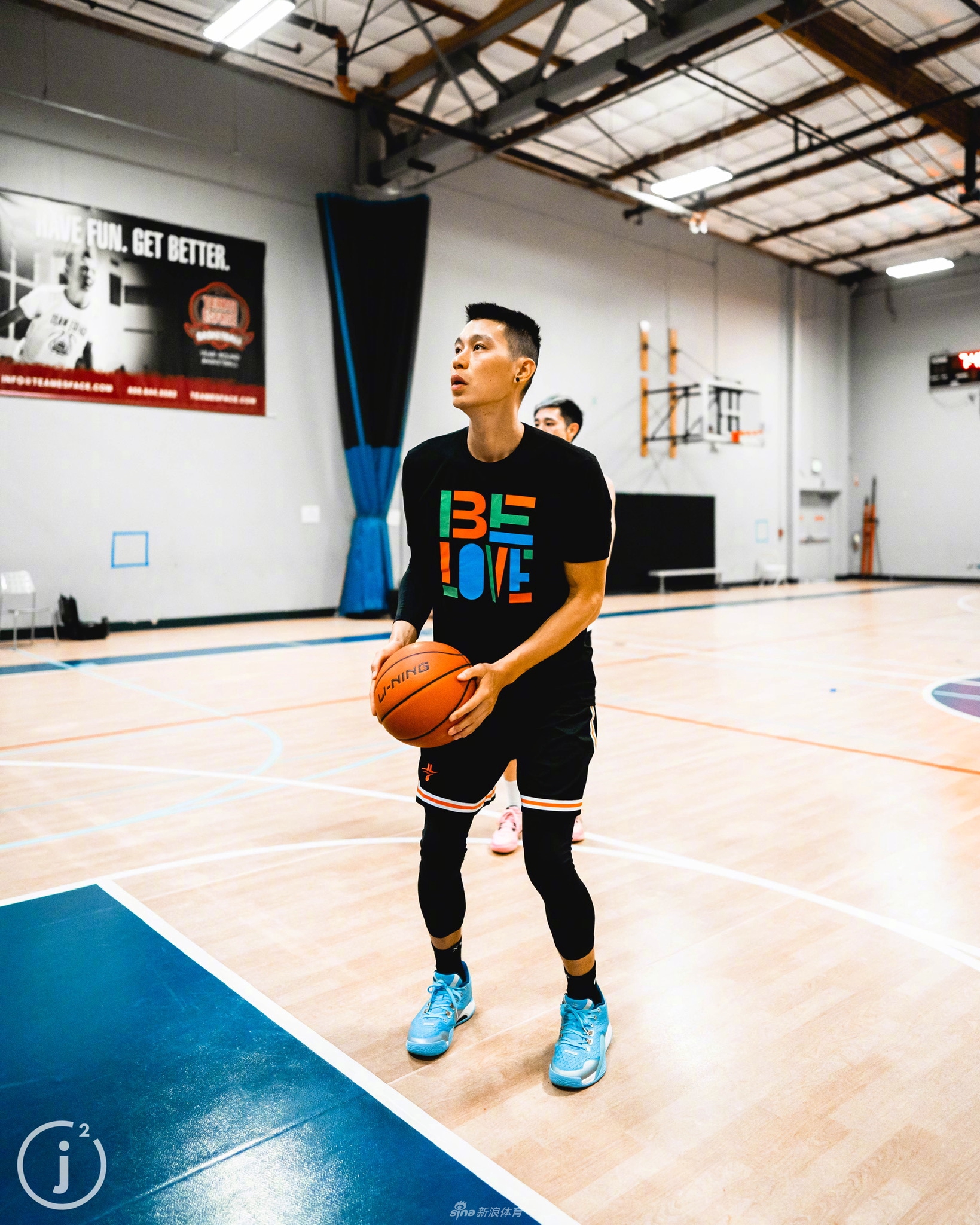 林书豪手捧球迷们寄来的慰问信件和手绘祝福卡，脸上露出感动与温暖的笑容，这些来自千里之外的关心给了他巨大的精神力量。