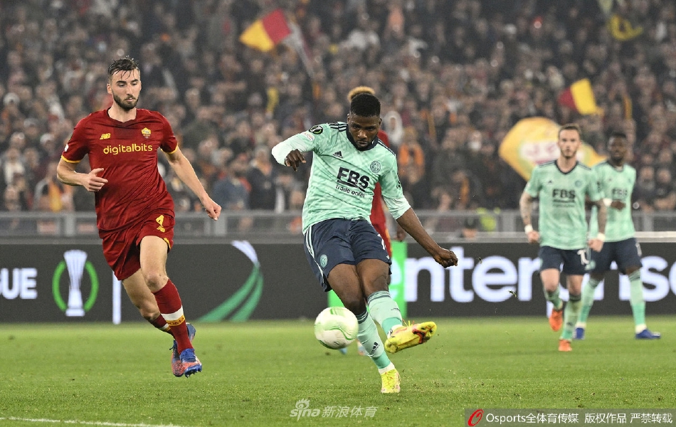 罗马主帅穆里尼奥身穿黑色大衣，独自站在场边指挥区域，神情专注而凝重，眼神如鹰隼般紧盯着赛场上的风云变幻。