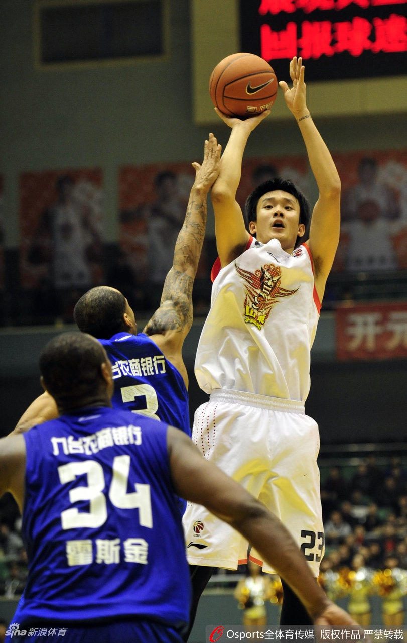 可兰白克-马坎膝盖上绑着厚厚的冰袋，低头坐在场边，眼神中透露出不甘与期待