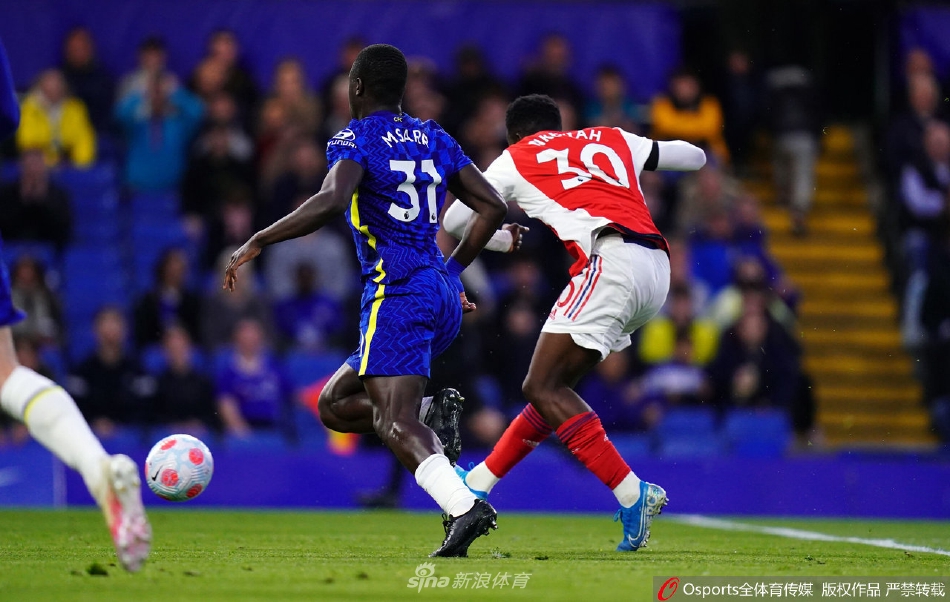 斯坦福桥球场灯火通明，两队球员在开球前围聚在中圈，大战一触即发的紧张氛围弥漫全场