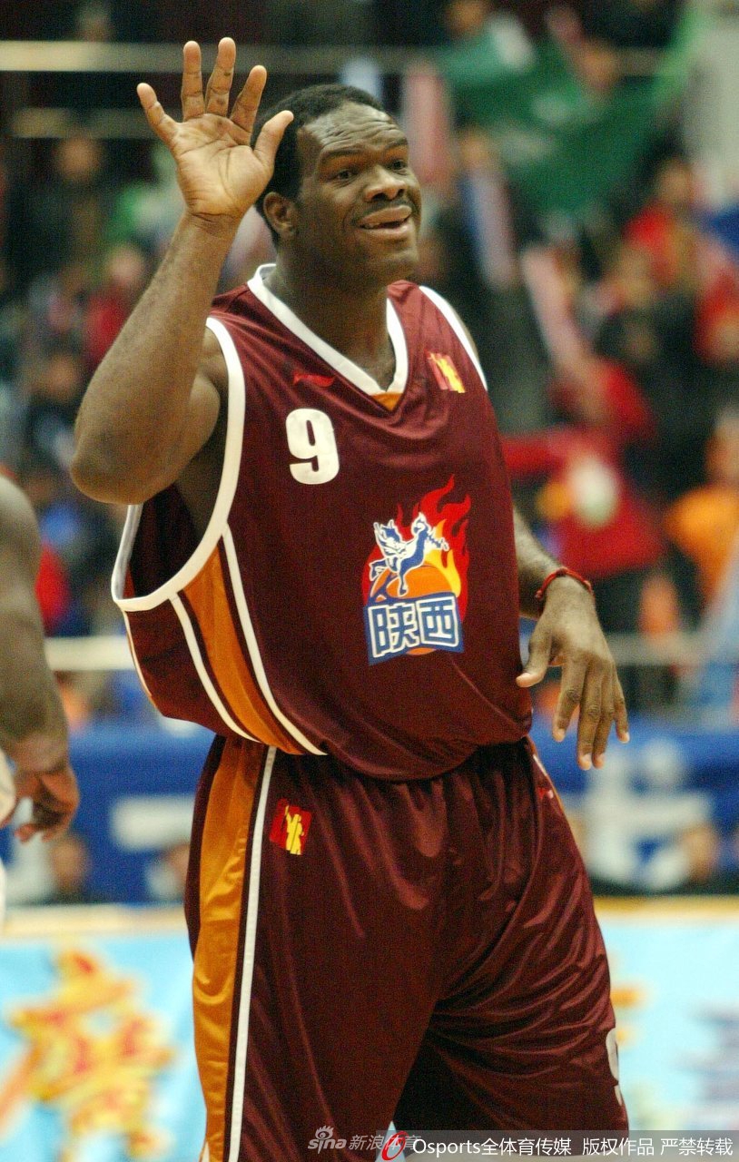 盖茨在人群中旱地拔葱，双臂灌篮，对手只能望球兴叹，完美诠释了“人猿泰山”这个绰号的力量感。