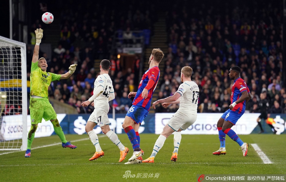 水晶宫门将瓜伊塔飞身跃起，单掌将曼城球员一记势在必得的劲射扑出底线，力保球门不失。