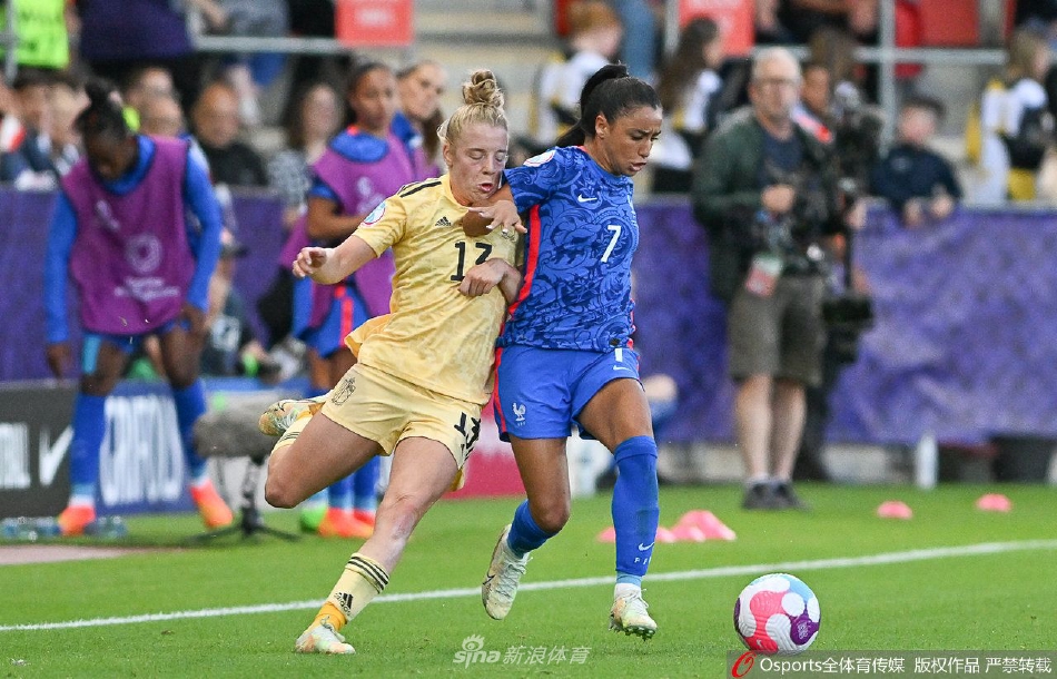 比赛结束后，法国队球员们围在一起相互鼓励庆祝胜利，脸上洋溢着晋级后的喜悦与团结之情。