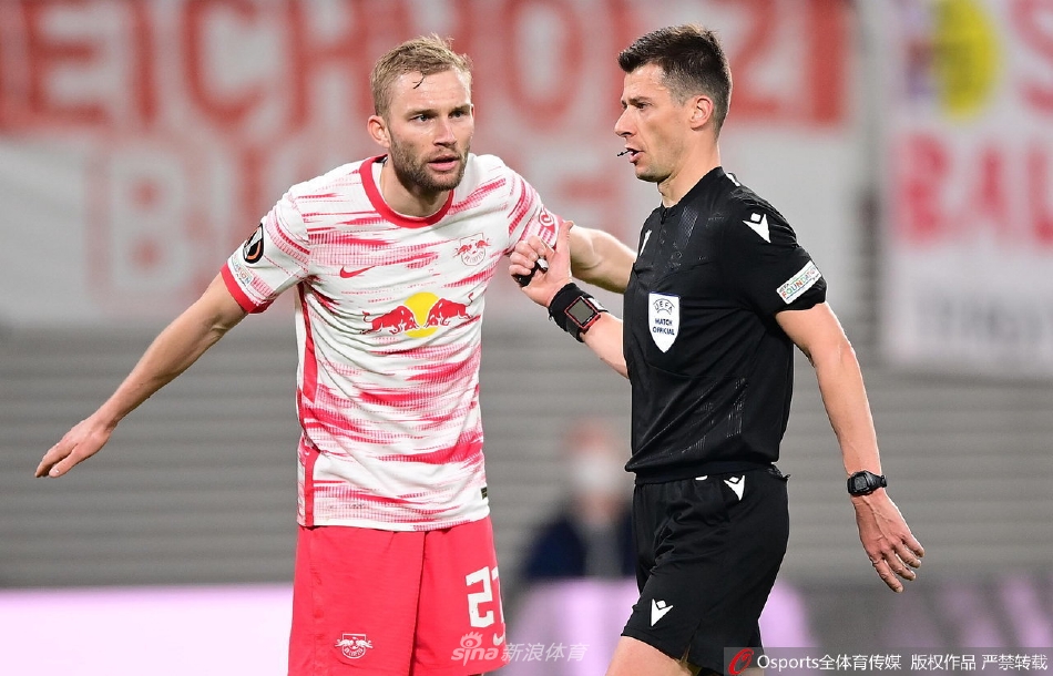 终场哨响，双方球员神情各异，莱比锡球员欢庆胜利，流浪者球员则充满不甘与思索。