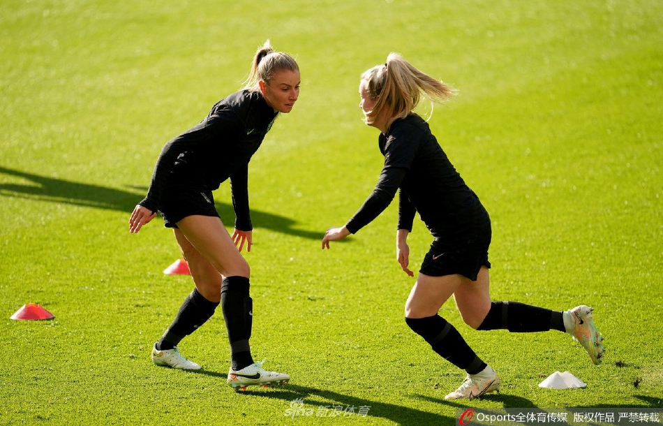 主教练萨里娜·维格曼在发布会上面带微笑，目光坚定，展现出对球队的十足信心和从容气度。