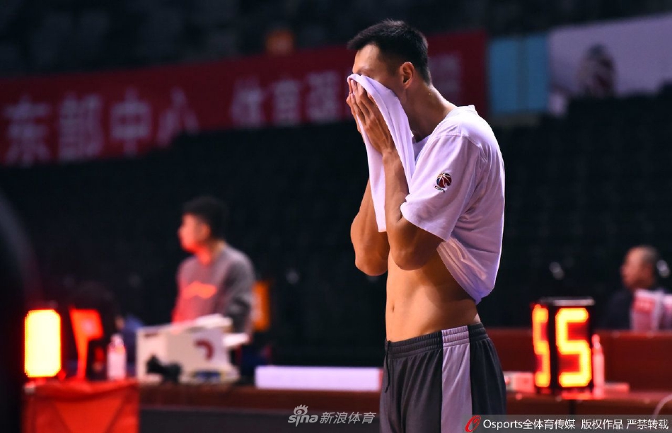 王翊雄站在晋江的海边,迎着夕阳半裸上身,古铜色的皮肤下胸肌腹肌轮廓分明,展现出健康自信的男性魅力