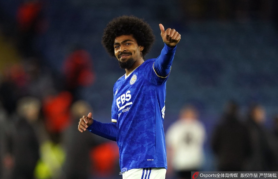 主帅罗杰斯场边握拳怒吼，为弟子们的精彩表现激情呐喊。