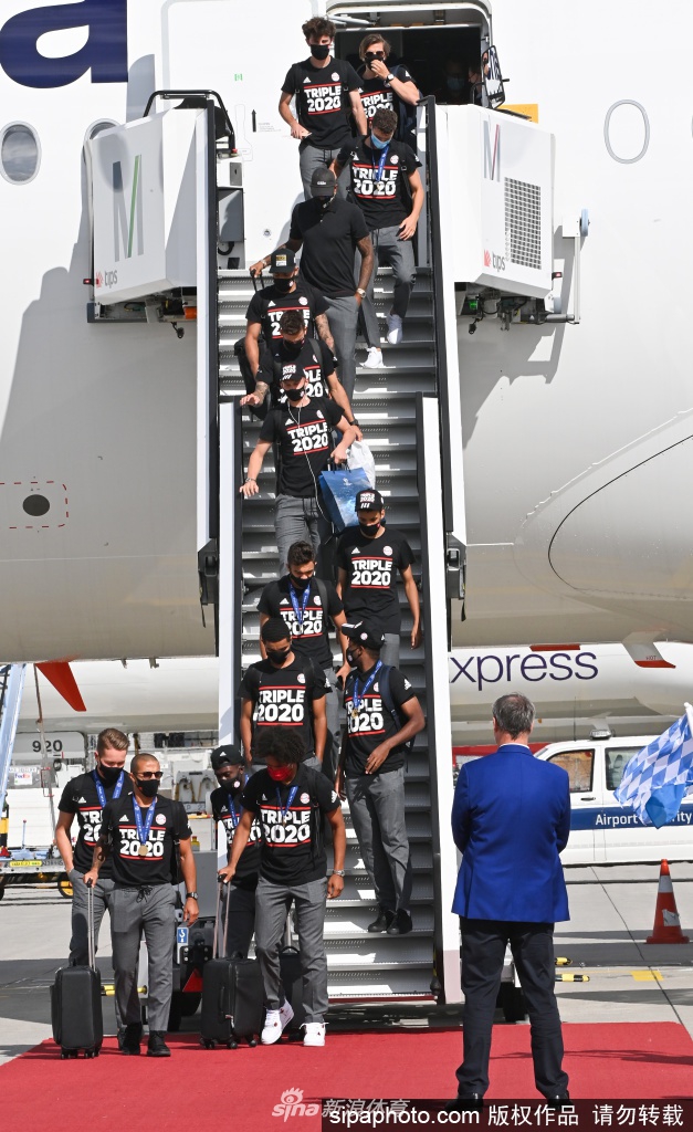 诺伊尔与穆勒共同托起欧冠奖杯，两人相视而笑，这座沉甸甸的奖杯见证了这对黄金搭档从青涩到传奇的并肩岁月。