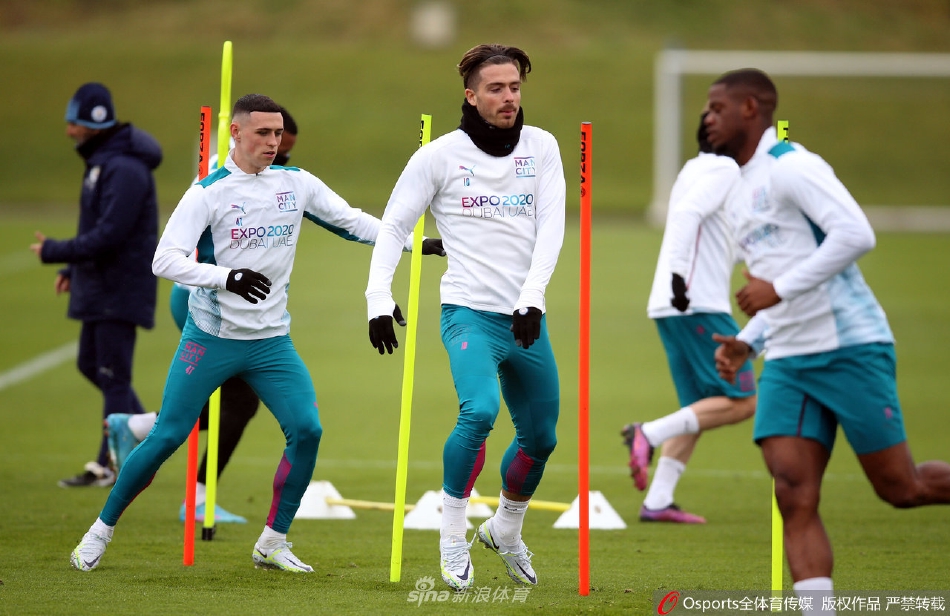 凯文·德布劳内与队友在训练中进行对抗演练，这位中场核心的目光锐利，正在为比赛储备能量。