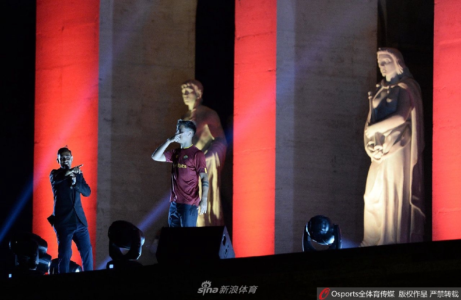 全景俯瞰，红黄色的人海将斗兽场团团围住，展现出这场欢迎仪式空前宏大的规模