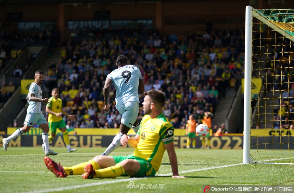 德克兰·赖斯轰入世界波后张开双臂狂奔庆祝，身后是目瞪口呆的诺维奇防守球员与一片欢腾的客队看台。