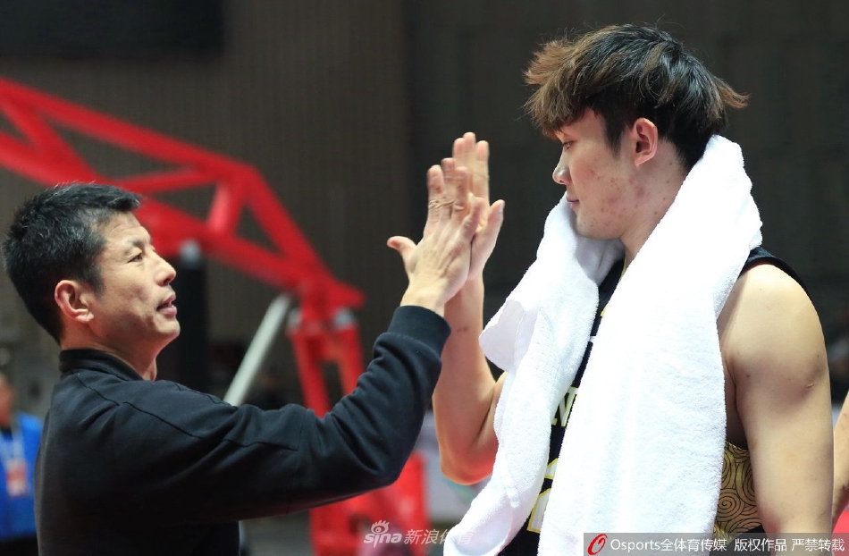 丁彦雨航在三人包夹的缝隙中腾空而起，滞空拉杆上篮，防守球员只能望其项背，完美诠释了其出色的身体素质与核心力量。