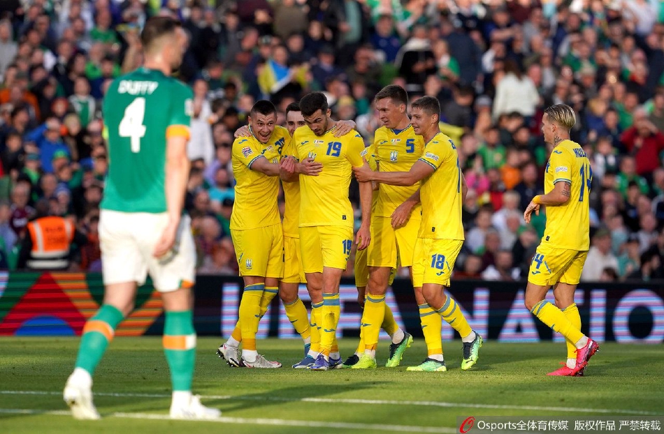 齐甘科夫破门后张开双臂奔向场边，与蜂拥而至的替补队员激情相拥，喜悦之情冲破都柏林的夜色。