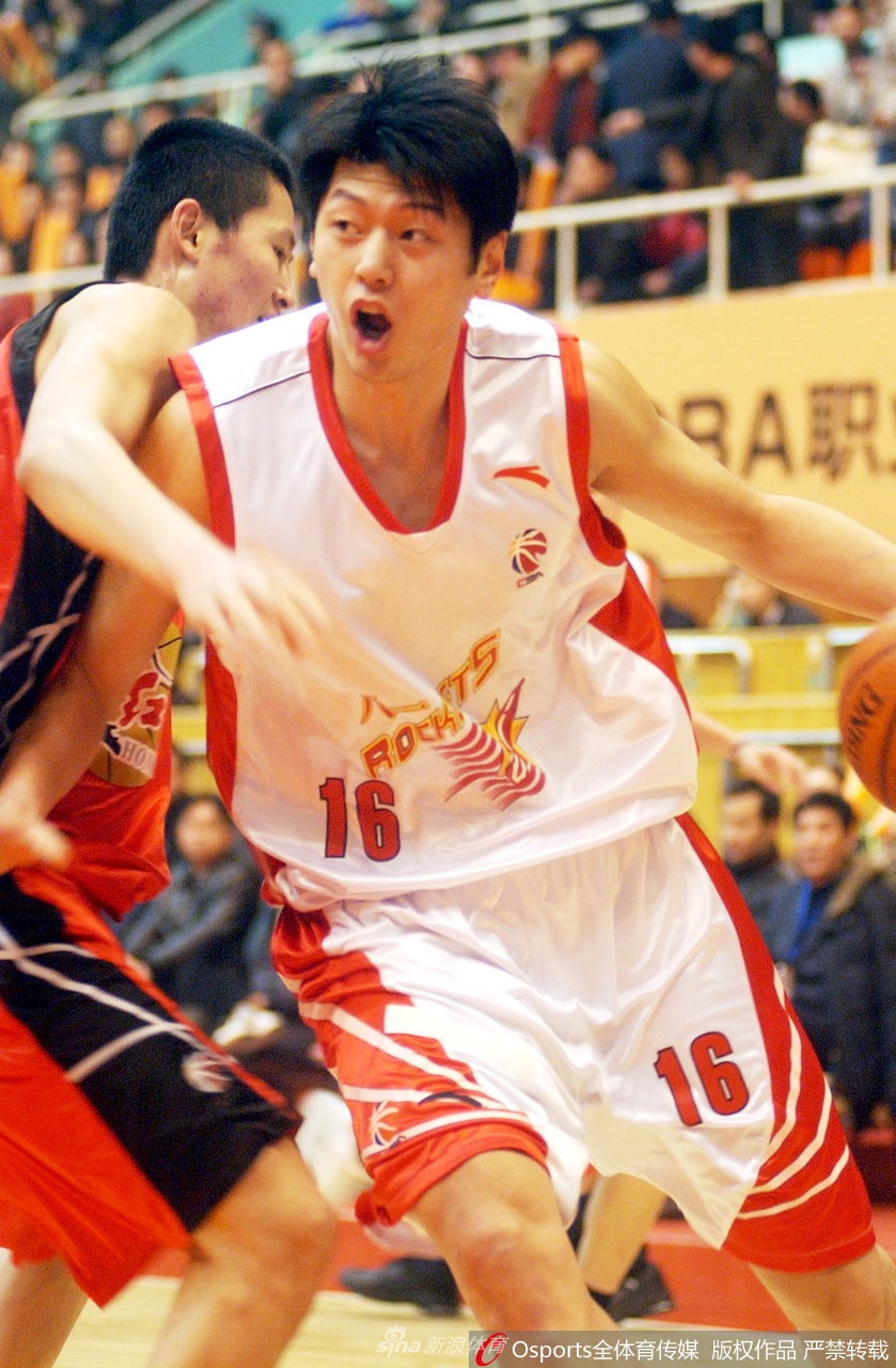 莫科在球员时代身披八一队战袍，眼神凌厉地望着前方，篮下的他犹如一道无法逾越的移动长城，铁血精神呼之欲出。