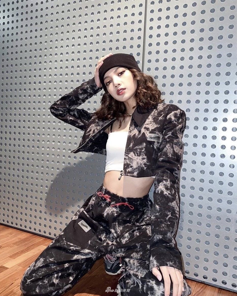 lisa变身小"腰精" 大秀性感腹肌 一头红发眼神超a未来
