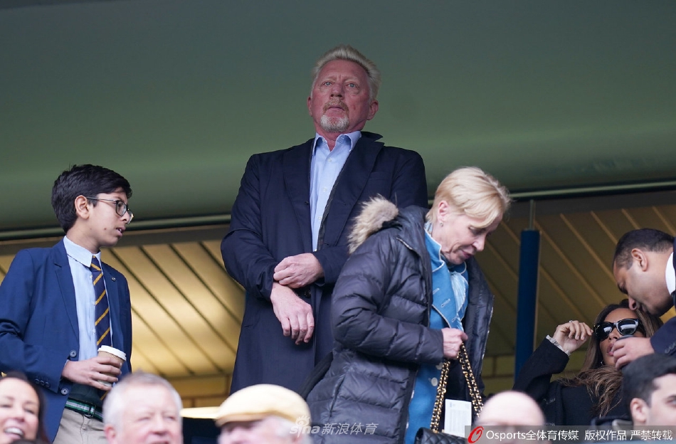 比赛结束后，切尔西全队紧紧相拥庆祝这场来之不易的胜利，团队的凝聚力在逆境的洗礼下愈发闪耀。