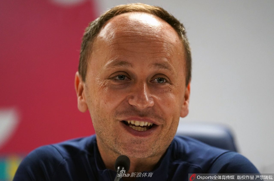 训练场上球员进行高强度折返跑训练，汗水在阳光下闪烁