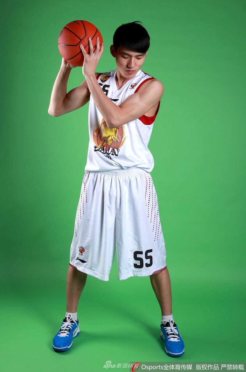 青涩的吴前穿着老款的浙江队训练服，在场边专注地系着鞋带，阳光透过窗棂洒在他略显稚嫩的肩膀上，仿佛镀上了一层金色的期待。