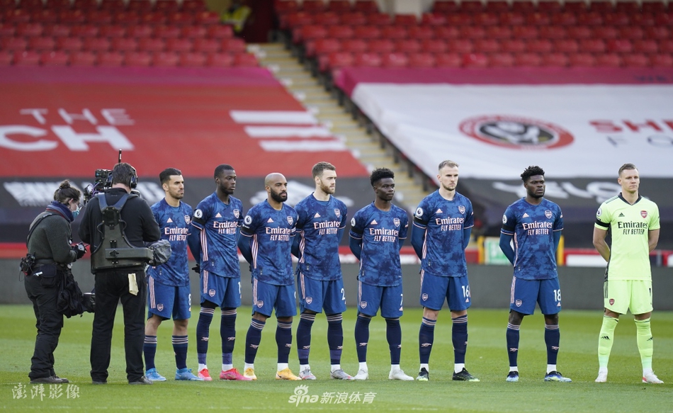 特写镜头下，曼联球员马奎尔与热刺球员凯恩相对而立，他们手臂上的黑色臂章清晰可见，表情凝重专注，体现了体育超越竞技的人文精神