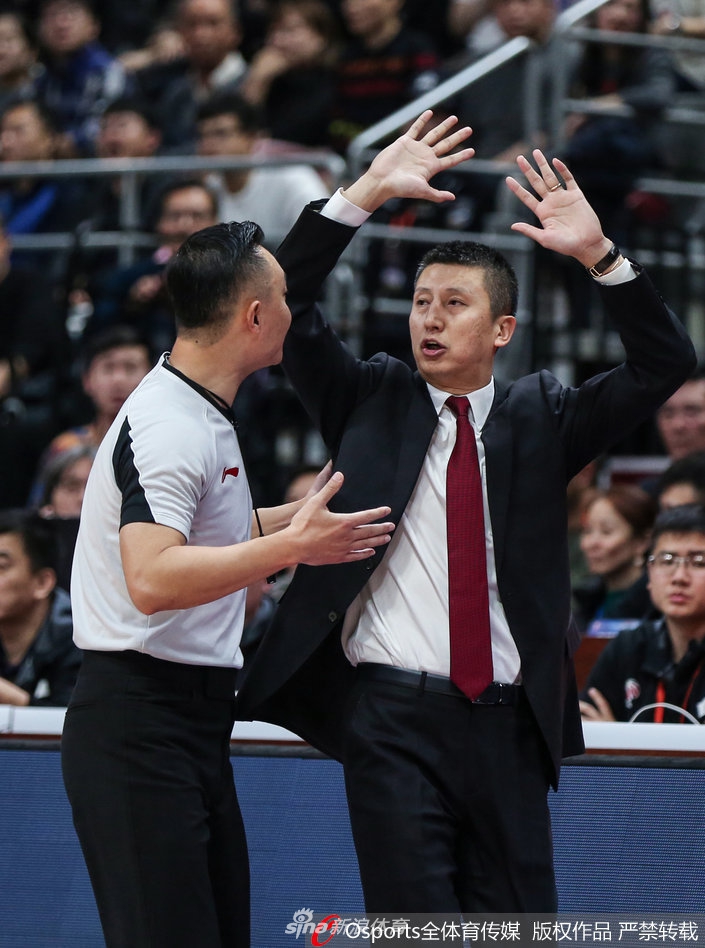 皮球在边线附近被几名球员的手臂和身体淹没，杜润旺、赵睿与哈德森三人几乎形成一个整体，球权归属模糊难辨，这一刻的混乱与争议被镜头永恒地记录了下来。