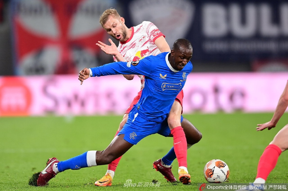 莱比锡核心恩昆库错失空门良机后抱头跪地，脸上写满了难以置信与懊悔。