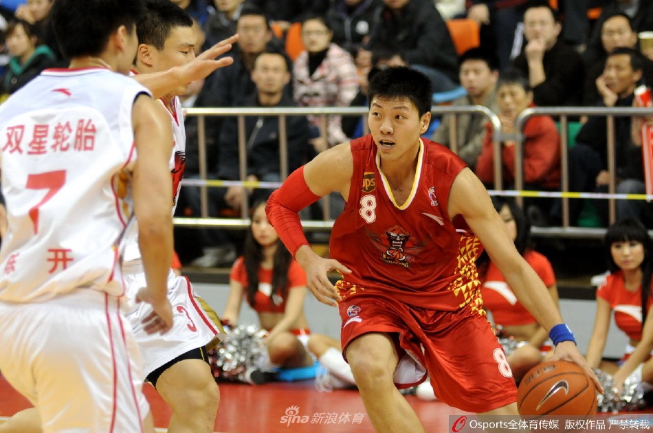 身穿山东队训练服的李敬宇，在镜头前露出略显青涩的笑容，眼神中充满了对职业赛场初登场时的憧憬与好奇。