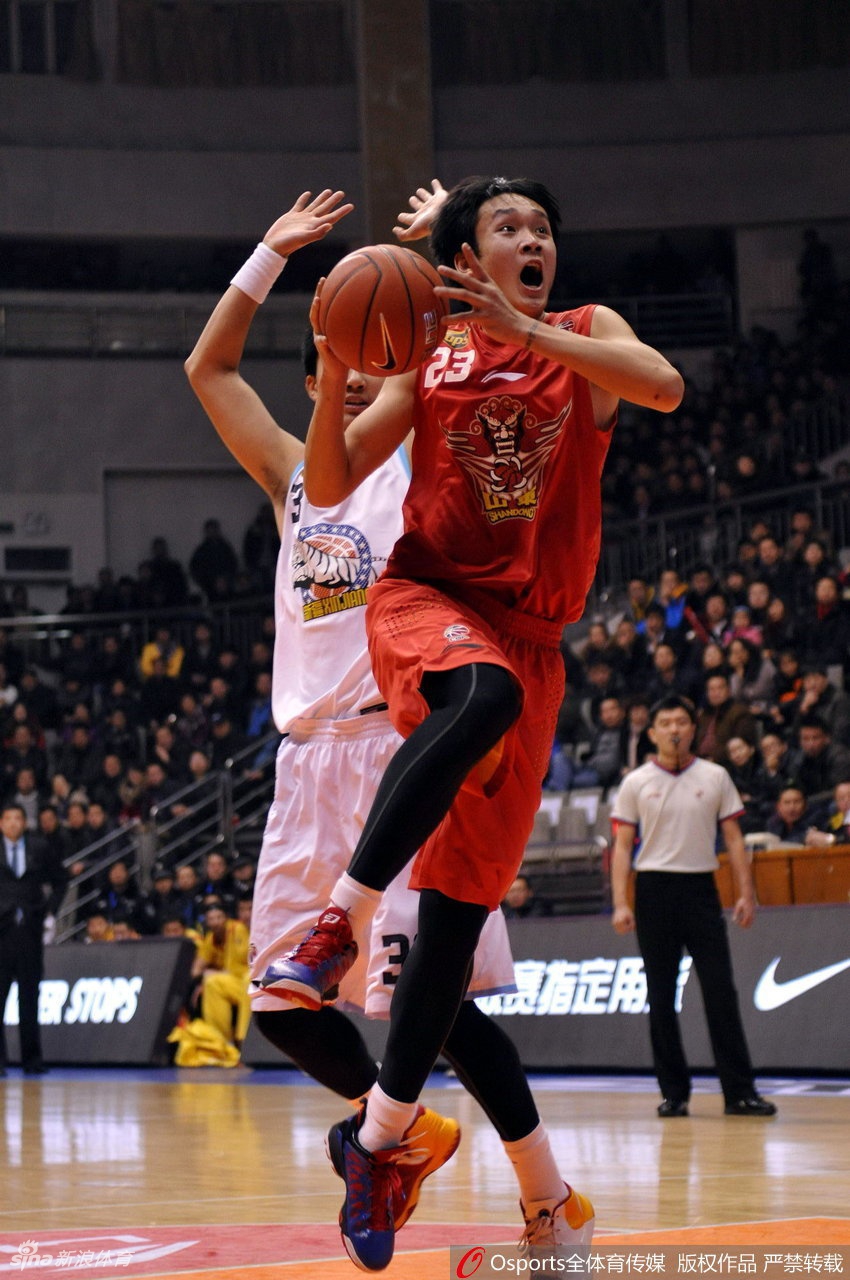 易建联在康复中心进行力量训练，背景是落地窗，阳光洒在他坚实的背阔肌上