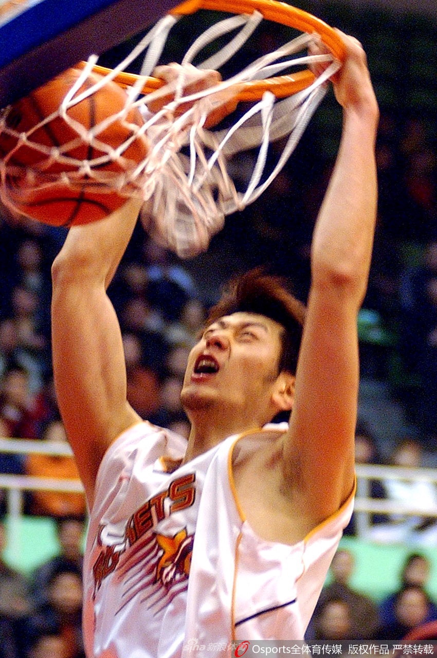 身披红色战袍的莫科在比赛中高高跃起，以雷霆万钧之势完成双手暴扣，瞬间点燃全场激情，尽显八一冠军内线的统治力。