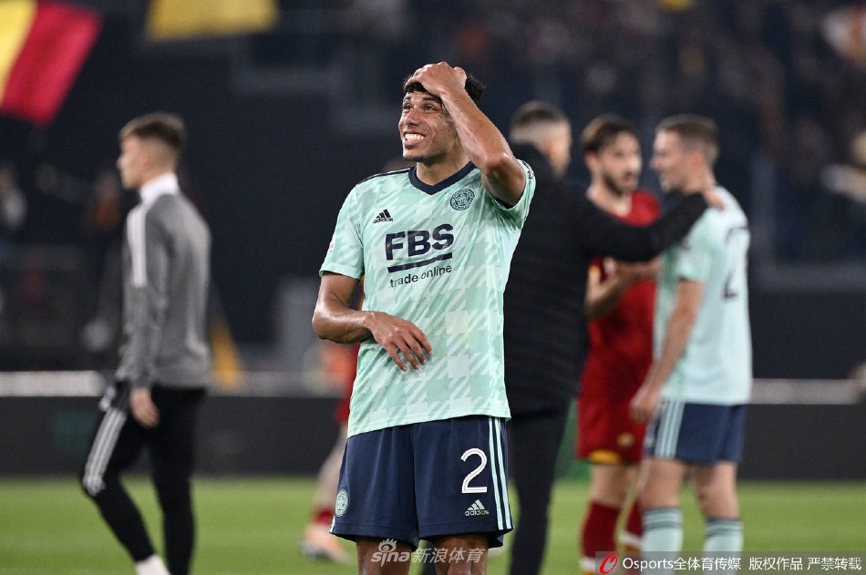 罗马球员扎尼奥洛带球快速突破，莱斯特城后卫埃文斯紧追不舍，两人在高速奔跑中上演攻防追逐战。