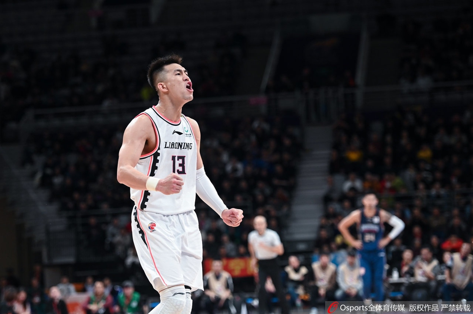 郭艾伦在多人合围中撕破防线，眼神坚毅如剑，上篮瞬间引爆主场球迷激情