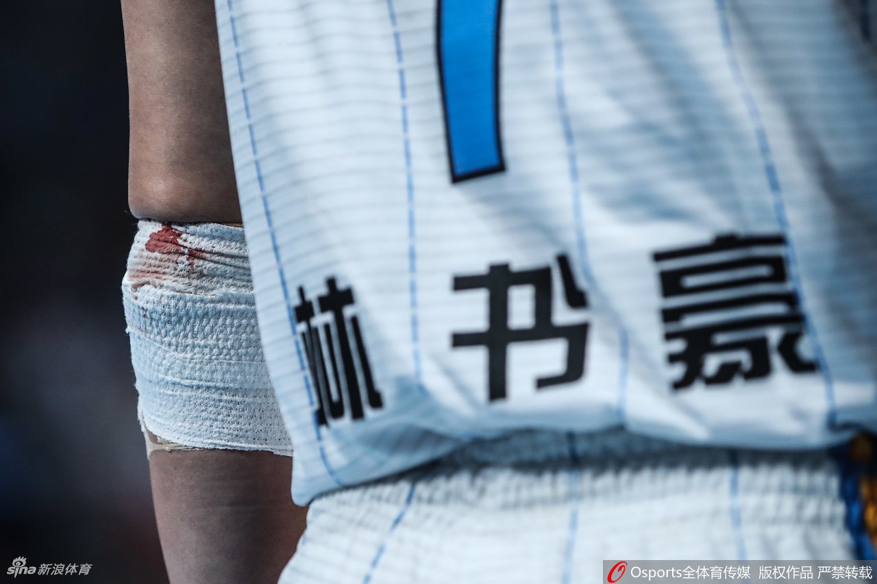 林书豪高高跃起上篮，身体在空中失去平衡，表情因痛苦而扭曲，防守球员的手掌重重地打在了他的脸上，裁判就在一旁观望，哨声却迟迟没有响起。