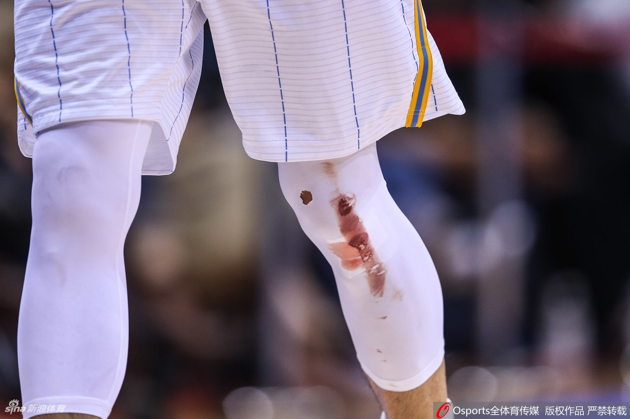 一次防守中，对手从侧后方凶狠地冲过来，几乎是将林书豪整个人掀翻在地，他的手臂被死死夹住，表情痛苦地看向裁判，但裁判似乎对这次犯规无动于衷。