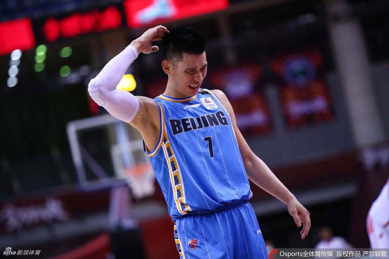 终场哨响瞬间,广东队员全部冲入场内紧紧拥抱在一起,威姆斯被围在中央,场面沸腾如同夺冠。