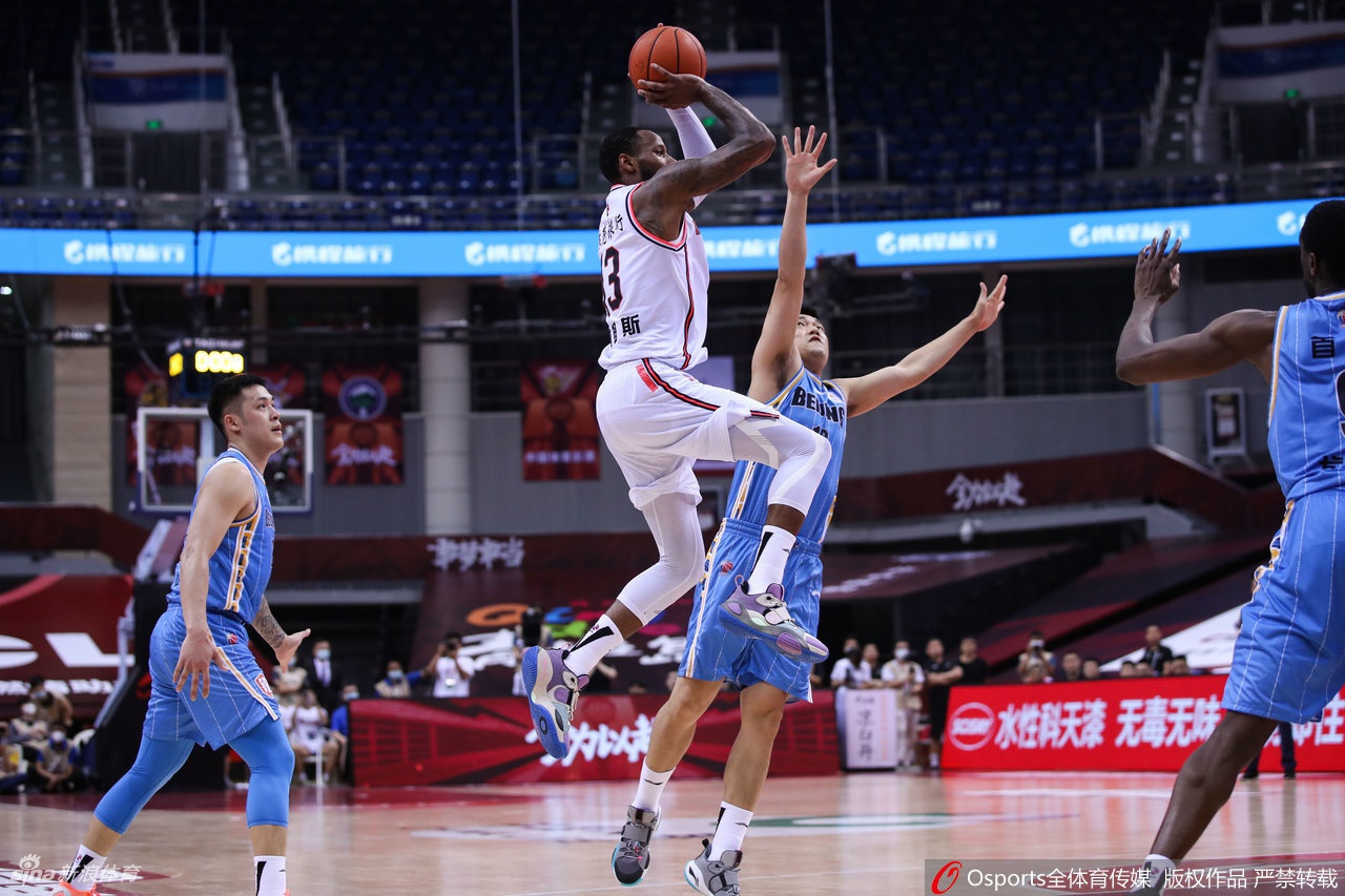 威姆斯投进绝平一球后挥拳怒吼,脸上的青筋暴起,将心中压抑整场的情绪彻底释放。