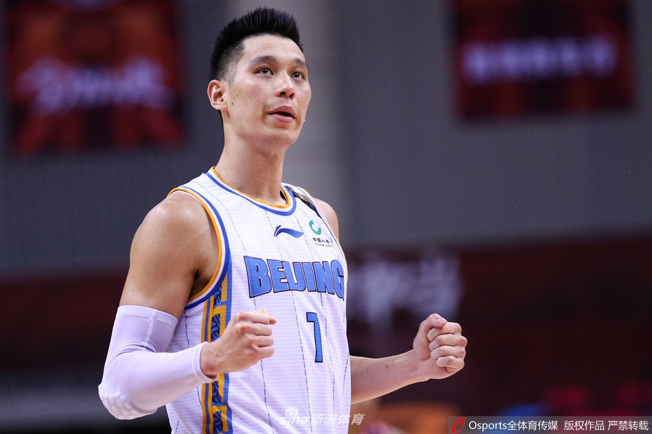 林书豪在最后时刻被犯规后痛苦地捂住眼睛，但依然坚强地站在罚球线上，稳稳将球送入篮筐，锁定胜局。