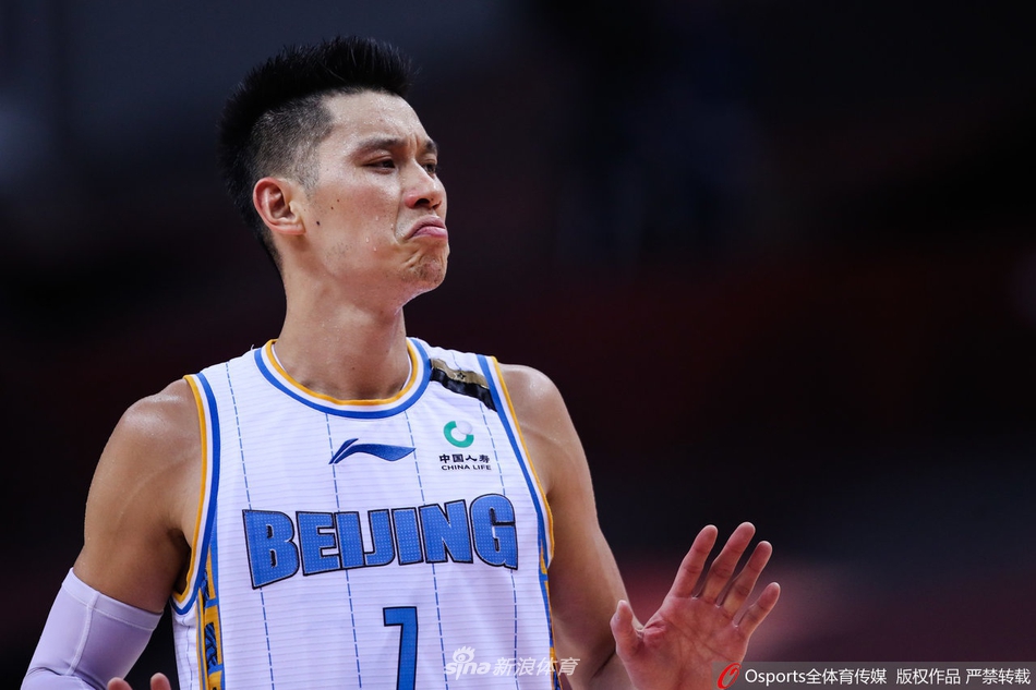 林书豪在威姆斯与胡明轩的夹击之下强行突破，眼中燃烧着逆转的烈火，篮球在他的掌控中划出一道决绝的轨迹。