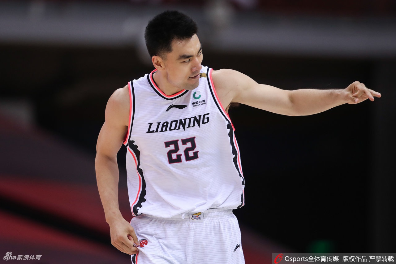 姚天一被担架抬出场时双手掩面，旁边的队友和工作人员神情严肃，气氛凝重。