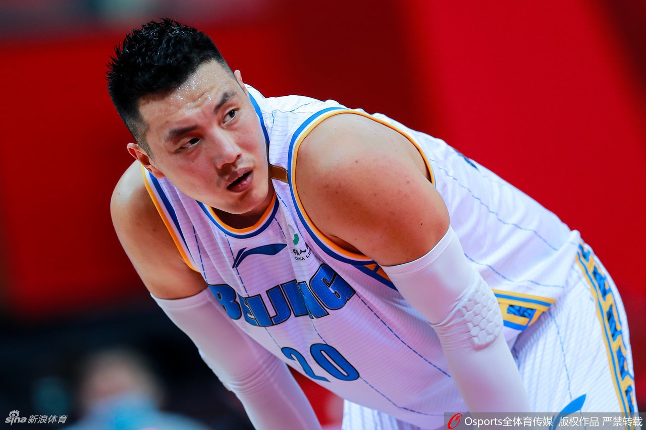 北京队的进攻核心方硕遭遇浙江外线防守悍将程帅澎的贴身紧逼，两人肌肉碰撞，眼神交锋，每一次运球都充满了火药味，完美展现了这场强强对话的激烈程度。