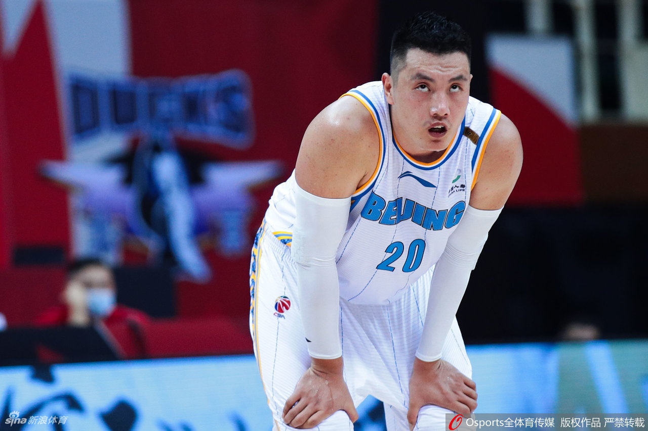 尽管被重点盯防，浙江队的灵魂吴前依然在缝隙中寻找机会，他摆脱防守后奋力起跳，皮球在空中划出完美弧线，这是他串联全队之外的又一威胁。