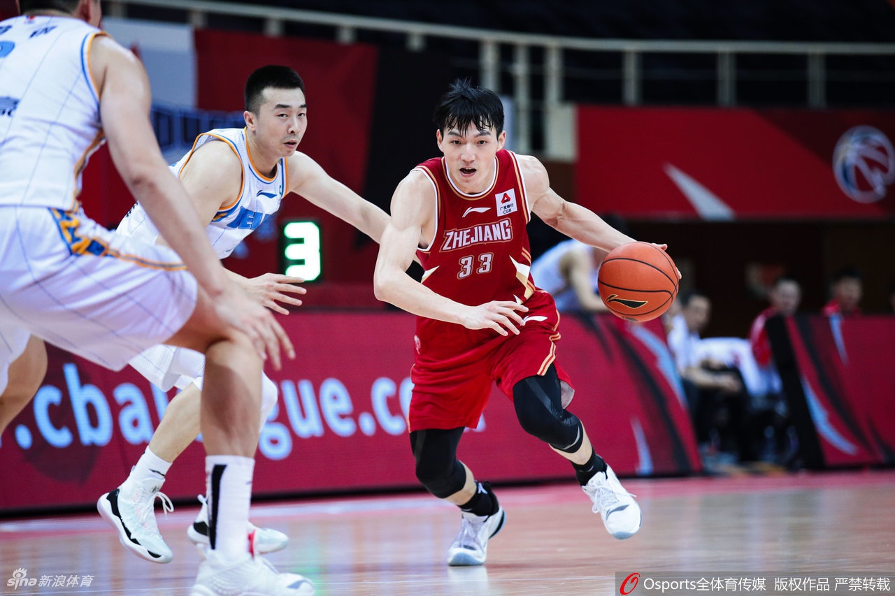 程帅澎如同一道白色闪电直杀篮下，他高高跃起，在空中舒展身体，面对北京队的补防球员，果敢地将球送入篮筐，彰显了浙江年轻球员的冲击力。