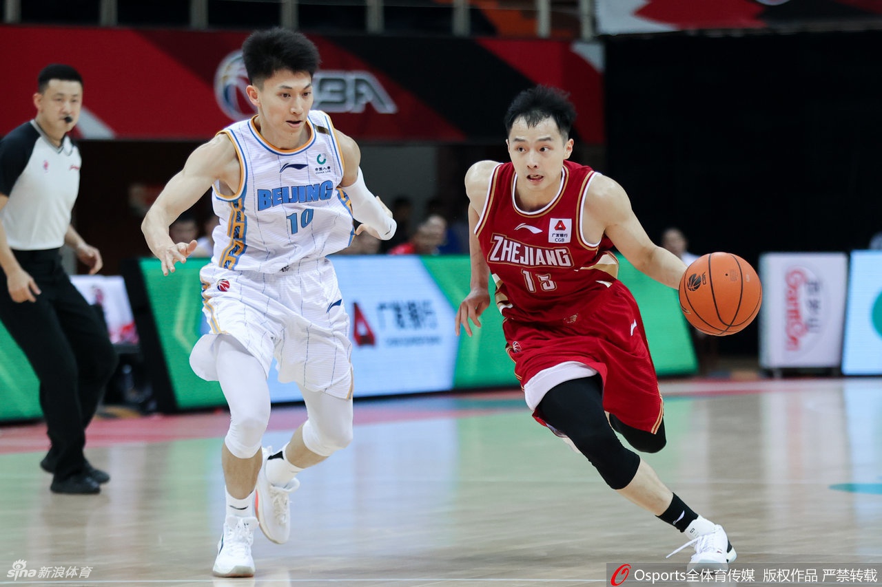 浙江队的获胜功臣们赛后聚在一起，汗水与笑容交织，他们不仅带走了一场胜利，更向全联盟宣告了新一代力量的崛起，青春无畏，逐梦扬威。