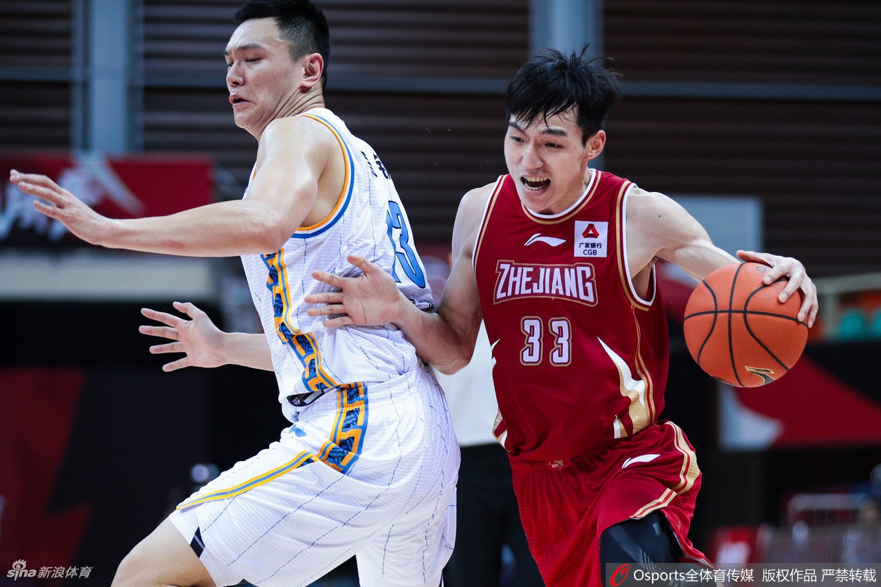 浙江队的后场发动机王奕博如灵猫般穿梭在北京队的防线之中，他眼观六路，一记击地妙传撕开防守，眼神中充满了与年龄不相符的冷静与犀利。