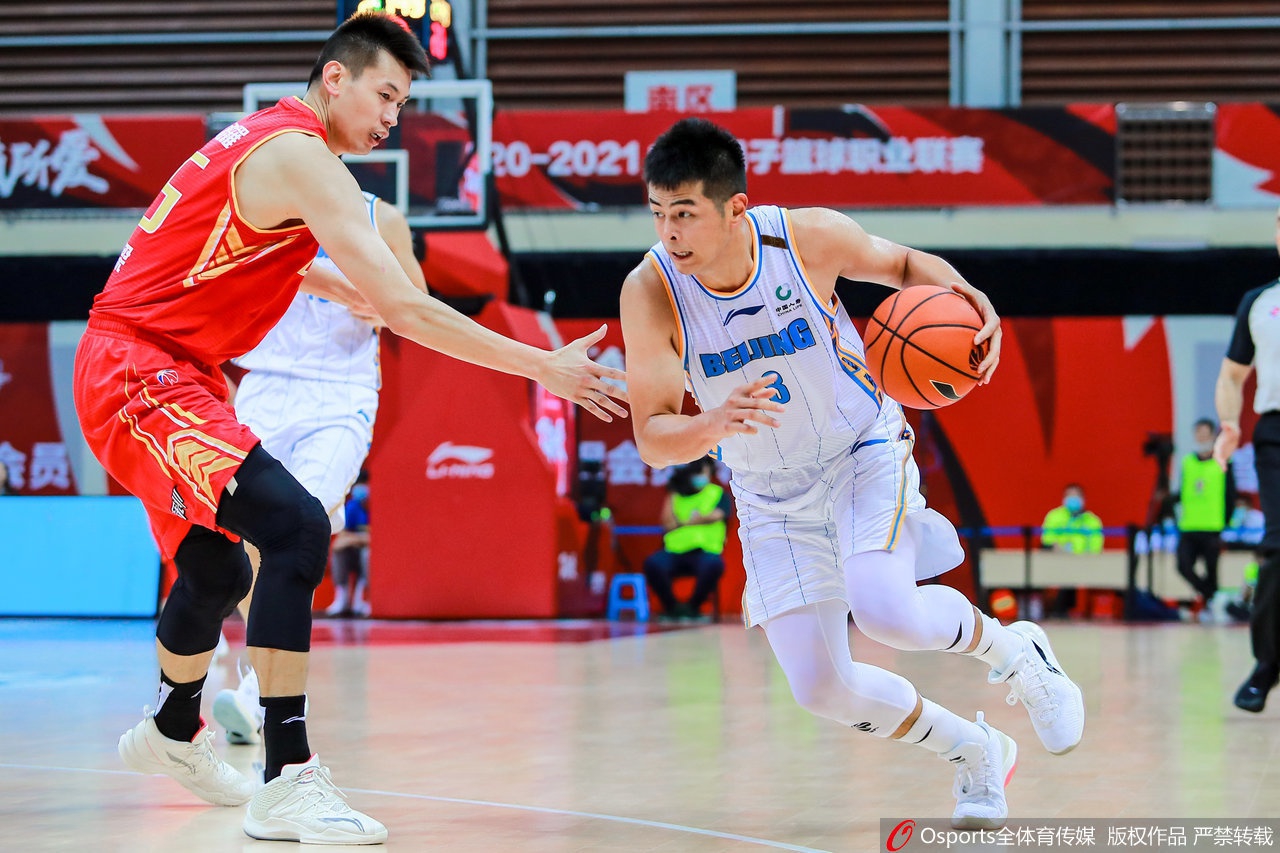 李慕豪如飛天巨塔般騰空而起，伸長手臂迎接隊友的傳球，試圖完成一次石破天驚的空接暴扣。