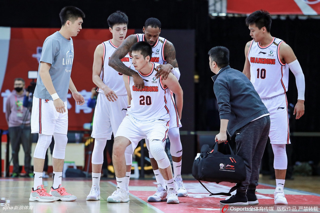 北京内线悍将范子铭与广东硬汉曾繁日在内线缠斗,两人肌肉紧绷互不相让,为了争夺篮板球位置拼尽全力,寸土必争。