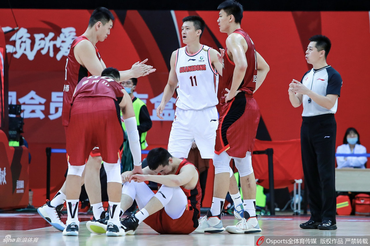 威姆斯猝不及防地被绊倒，身体在空中失去控制后重重砸在地板上，脸上露出痛苦的表情，这次犯规险些给他的职业生涯带来不可逆的伤害。