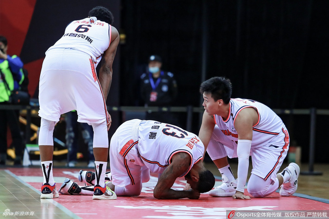 威姆斯倒在地板上久久无法起身，广东队的队友们神情关切地围拢过来，担忧的眼神聚焦在倒地的外援身上，现场气氛一度凝重。