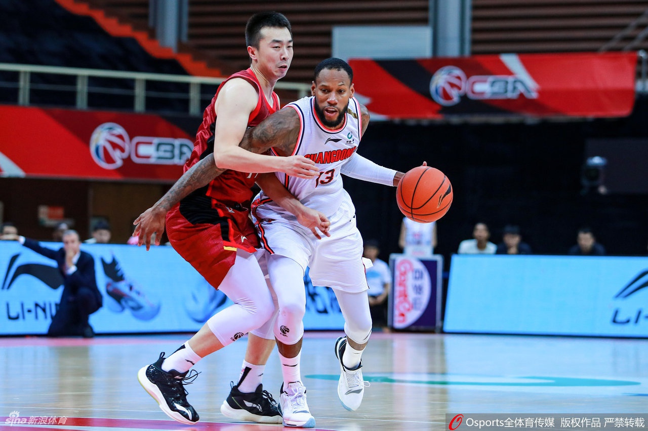 在比赛即将结束的紧张气氛中，王骁辉面对快速突破的威姆斯，脚下使出隐蔽的绊人动作，瞬间打破了篮球比赛的纯粹与公平。