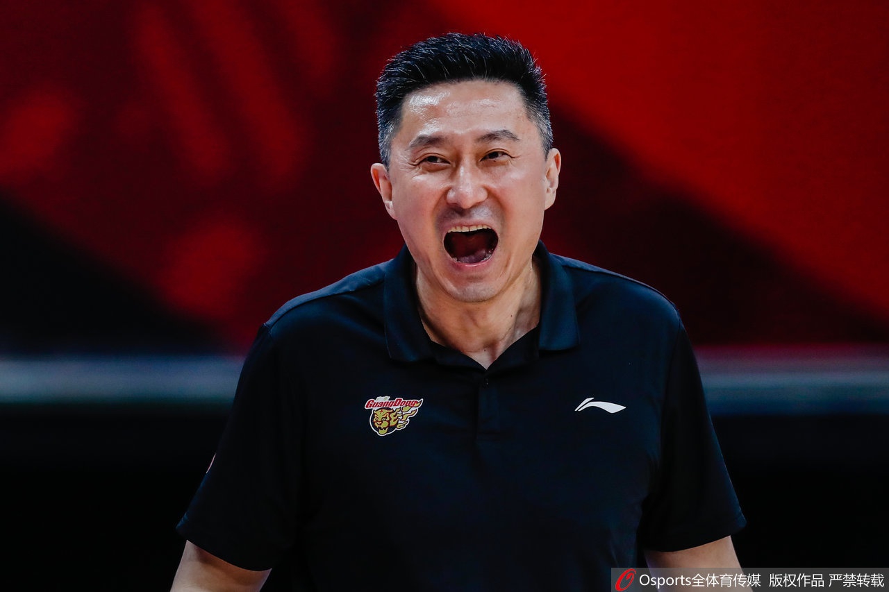 杜锋在球员耳边大声叮嘱,球员认真聆听,画面充满临场指导的紧张感和师徒间的信任感