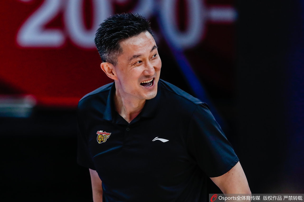 杜锋在场边指挥时情绪激动,手臂张开正在大声呼喊战术,表情严厉中带着对球员的期待